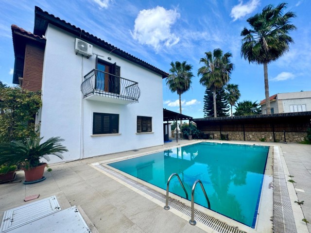 Am schönsten Ort der Region Kyrenia Ozankoy gelegen, steht eine 3+2-Villa mit privatem Pool zum Verkauf.