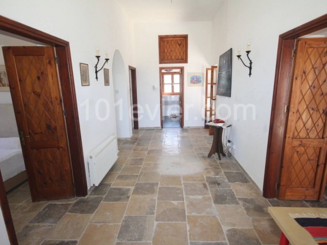 Lapta is also a 5+1 villa with a pre-74 English cob pool 350.000 stg ** 