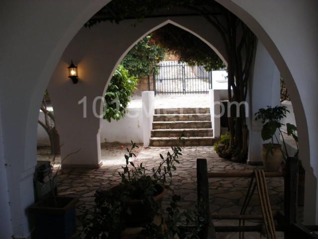 Lapta is also a 5+1 villa with a pre-74 English cob pool 350.000 stg ** 