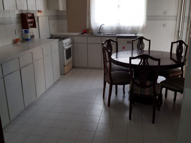 Girne Merkez'de kiralık 3+1 eşyalı daire. 