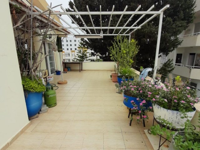 220M2 PENTHOUSE-WOHNUNG-HINTER KYRENIA LAVASH ** 