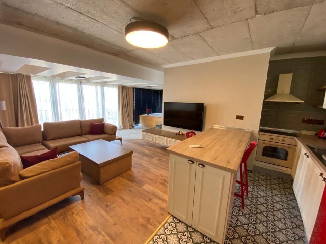 GİRNE MERKEZ'DE BARIŞ PARKI YAKININDA KİRALIK FULL EŞYALI DENİZ VE DAĞ MANZARALI JAKUZİLİ LÜKS PENTHOUSE DAİRE. BARIŞ 05338376242