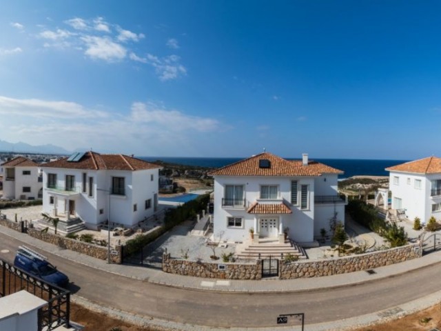 THREE BEDROOM APARTMENT BY THE SEA