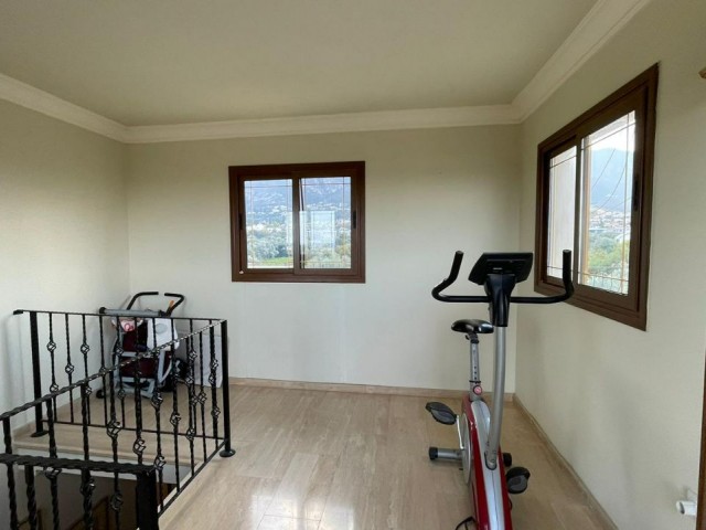 4+1 Ozel Havuzlu Villa ve 1,462 m² Arsa