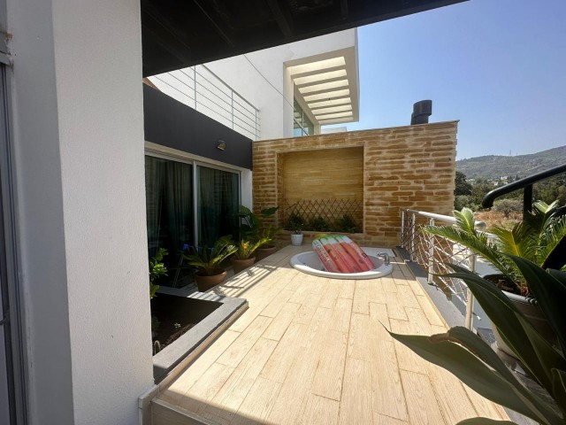 FANTASTISCHE DUPLEX-WOHNUNG MIT ZWEI SCHLAFZIMMERN UND JACUZZI AUF DER DACHTERRASSE