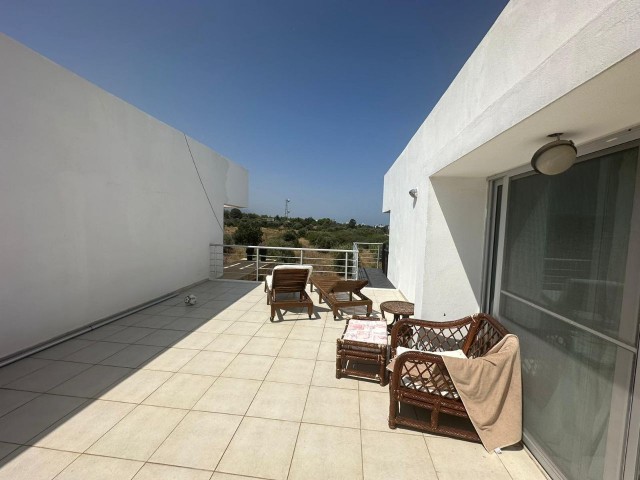 FANTASTISCHE DUPLEX-WOHNUNG MIT ZWEI SCHLAFZIMMERN UND JACUZZI AUF DER DACHTERRASSE