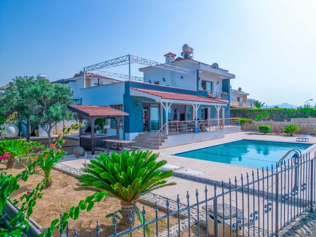 STUNNING 3 BEDROOM VILLA- ZERO TO THE SEA