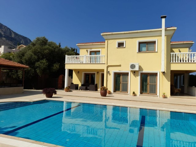 MAGNIFICENT FIVE BEDROOM VILLA ON LARGE PLOT