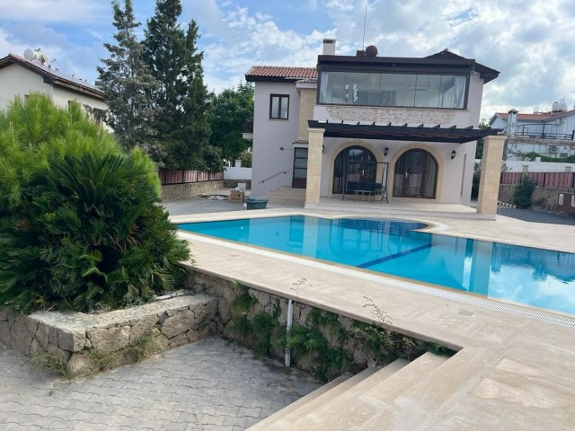 VILLA MIT DREI SCHLAFZIMMERN UND POOL IN FABELHAFTER LAGE