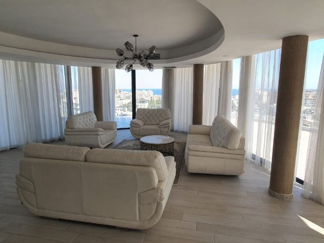 3+1 luxuriös möbliertes Penthouse zur Miete im Zentrum von Kyrenia. Min. 6 Monate Vorauszahlung