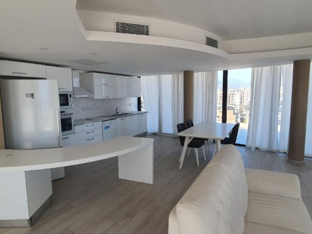 3+1 luxuriös möbliertes Penthouse zur Miete im Zentrum von Kyrenia. Min. 6 Monate Vorauszahlung