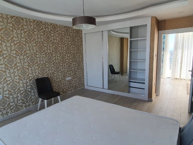 3+1 luxuriös möbliertes Penthouse zur Miete im Zentrum von Kyrenia. Min. 6 Monate Vorauszahlung