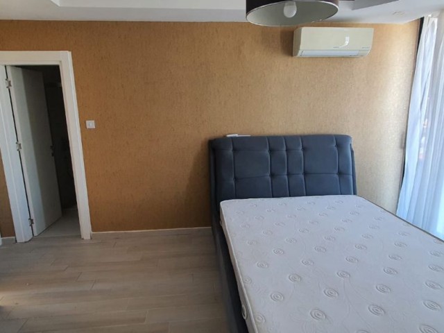 3+1 luxuriös möbliertes Penthouse zur Miete im Zentrum von Kyrenia. Min. 6 Monate Vorauszahlung