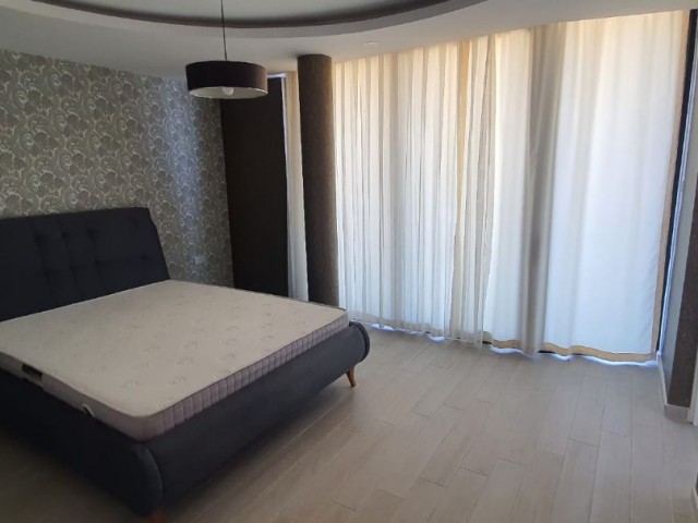 3+1 luxuriös möbliertes Penthouse zur Miete im Zentrum von Kyrenia. Min. 6 Monate Vorauszahlung