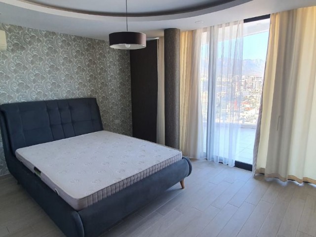 3+1 luxuriös möbliertes Penthouse zur Miete im Zentrum von Kyrenia. Min. 6 Monate Vorauszahlung