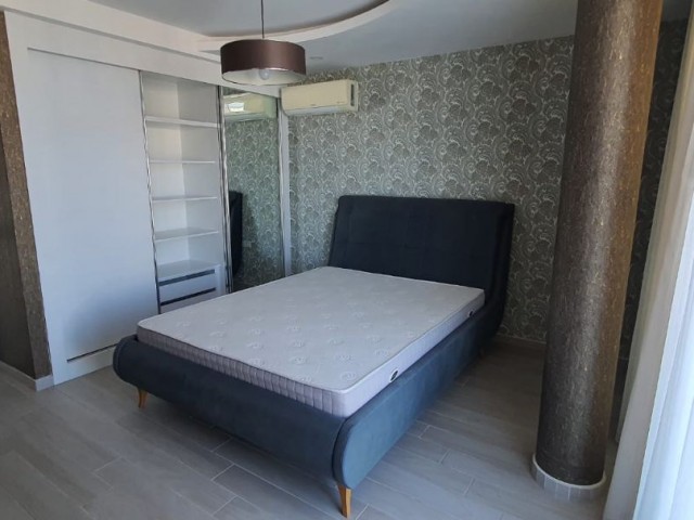 3+1 luxuriös möbliertes Penthouse zur Miete im Zentrum von Kyrenia. Min. 6 Monate Vorauszahlung