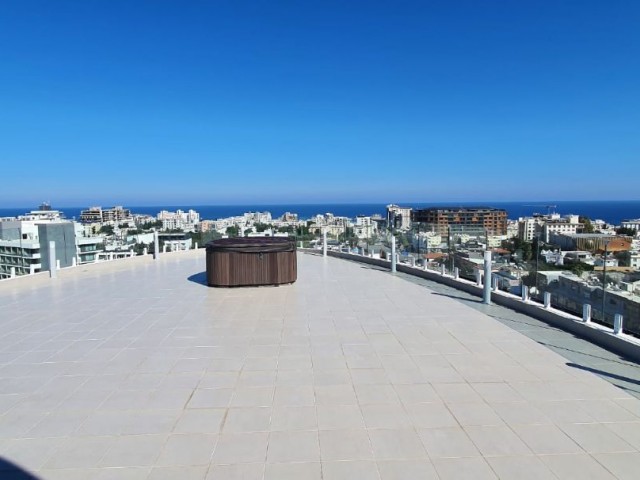 3+1 luxuriös möbliertes Penthouse zur Miete im Zentrum von Kyrenia. Min. 6 Monate Vorauszahlung