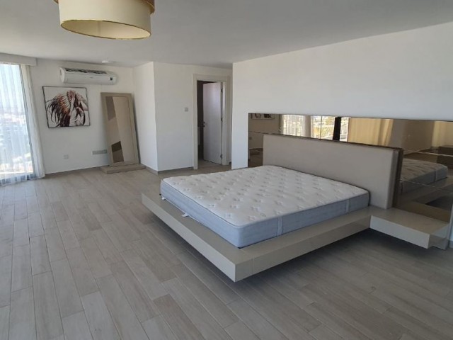 3+1 luxuriös möbliertes Penthouse zur Miete im Zentrum von Kyrenia. Min. 6 Monate Vorauszahlung