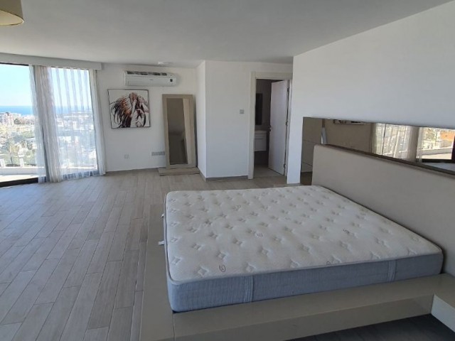 3+1 luxuriös möbliertes Penthouse zur Miete im Zentrum von Kyrenia. Min. 6 Monate Vorauszahlung