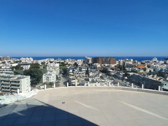 3+1 luxuriös möbliertes Penthouse zur Miete im Zentrum von Kyrenia. Min. 6 Monate Vorauszahlung