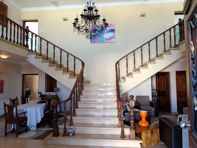 MAGNIFICENT FIVE BEDROOM VILLA ON LARGE PLOT (INCLUDES 2 BEDROOM COTTAGE, WITH SEPERATE ENTRANCE)