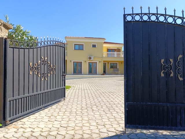 Atemberaubende Villa mit fünf Schlafzimmern auf einem großen Grundstück (2 Schlafzimmer eingerichtet, mit separatem Eingang)