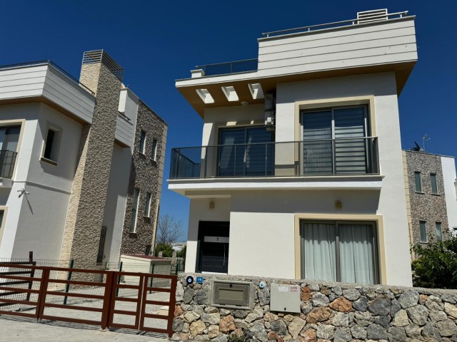 Alsancak,  kiralik 3+1 eşyalı villa, özel bahçe, ortak havuz