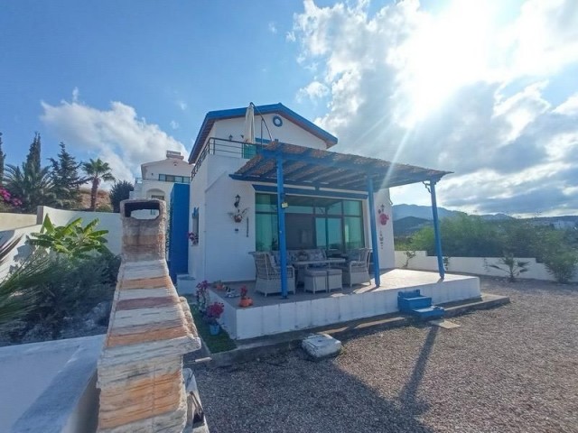 VILLA MIT DREI SCHLAFZIMMERN AM MEER