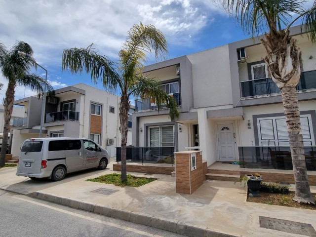 LONG BEACH'de havuzlu karşısı, eşyalı, 2+1 ikiz villa 