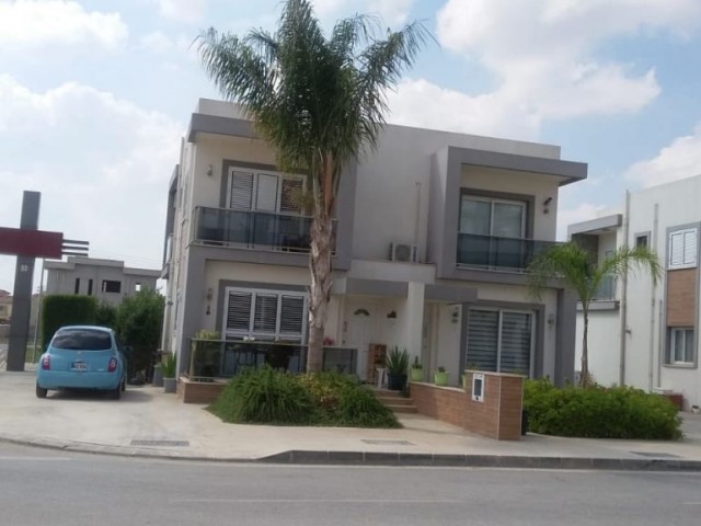 Long Beach bölgesinde, full eşyalı, satılık 2+1 ikiz villa.