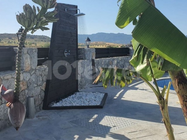 Bungalow im Bosporus mit großem Garten und Pool-Infrastruktur ** 