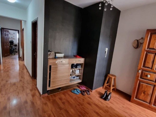 Geräumige Wohnung im 1. Stock, hinter der Hauptstraße. 