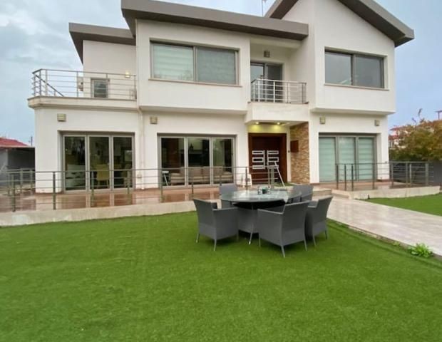 İskele Bahçeler Bölgesinde Müstakil Satılık 5+1 Modern Villa