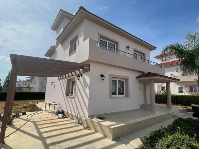 Detached VILLA with roof terrace within walking distance to the sea..