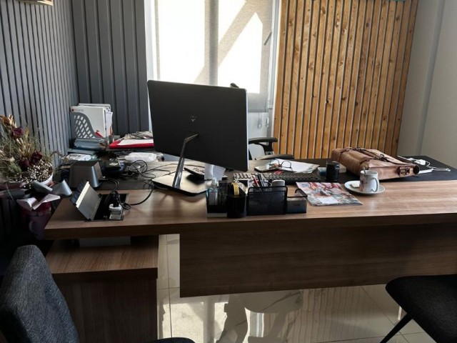 آپارتمان با تراس بزرگ مناسب برای ساخت و ساز OFFICE