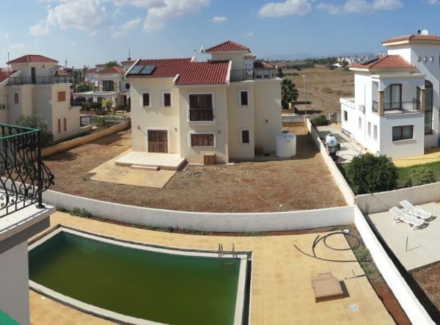 Vollständig freistehende Villa mit Pool in GARDENS.  TÜRKISCH COB!!!