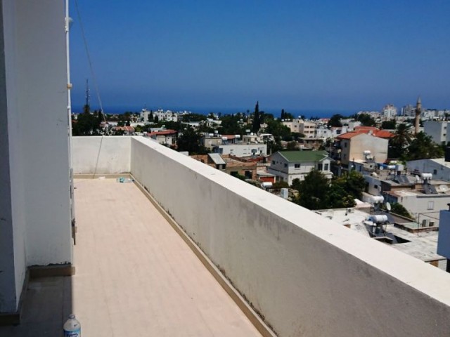  Girne Merkez’de Kaliteli Asansörlü Binada 2+1 Dağ ve DENİZ Manzaralı  SATILIK EŞYALI YATIRIMLIK Penthouse Daire 