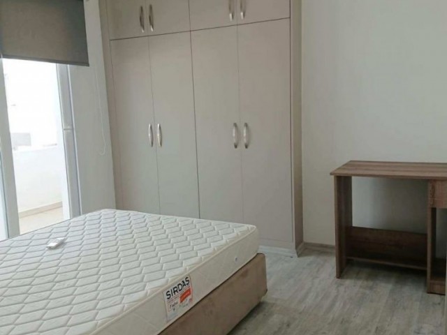 Girne Merkez’de Kaliteli Asansörlü Binada 2+1 Deniz Manzaralı Penthouse Kiralık Daire