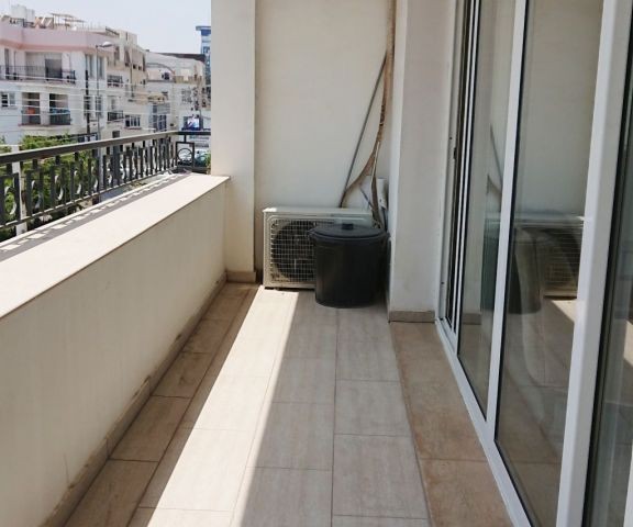 Girne Merkez'de Geniş Ferah 2+1 Temiz Kiralık Daire 