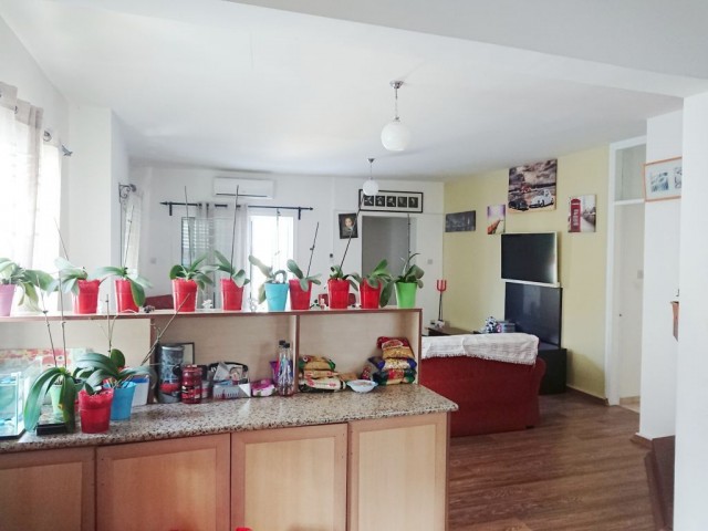 Girne Merkez'e yakın  Geniş Bakımlı 4+1 Büyük Teraslı Şömineli Satılık Penthouse 