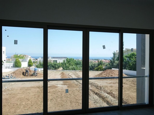 4 + 1 Villa mit Berg - und Meerblick auf einem halben Hektar Land in Bellapais ** 