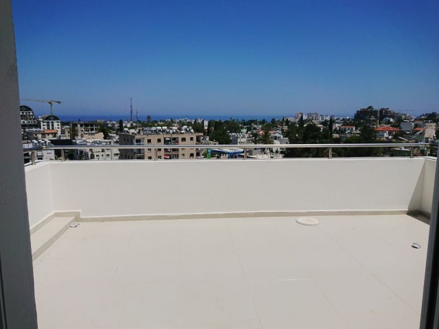 Girne Merkez'de Dağ - Deniz Manzaralı "120 m2 lik Teraslarıyla" 3+1  Penthouse Daire Kiralık! 