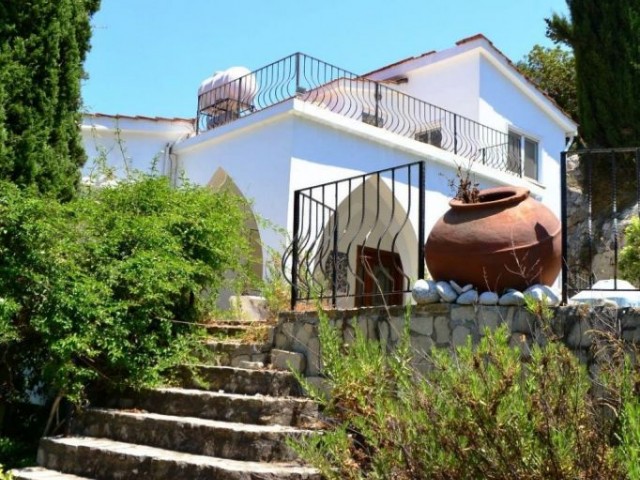 Girne Kayalar'da Türk koçanlı, harika deniz manzaralı, 4+2, havuzlu villa, şanslı alıcısını bekliyor