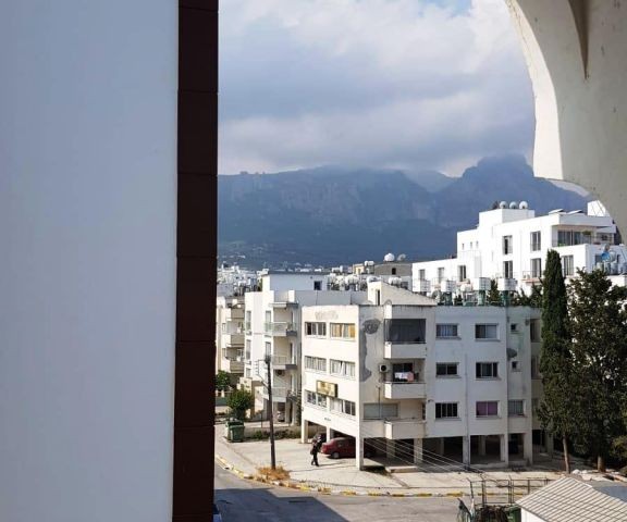 Girne Kaşgar Court Bölgesinde Deniz Manzaralı Eşyalı 3+1 SATILIK Daire