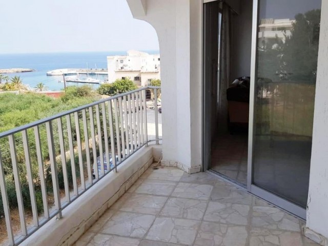 Girne Kaşgar Court Bölgesinde Deniz Manzaralı Eşyalı 3+1 SATILIK Daire