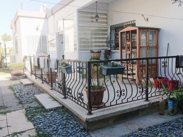 Lefkoşa'da Anayola 3dk Mesafede, Yatırımlık/Yurt/Kreş gibi Fonksiyonlara da Uygun Müstakil, Bahçeli Bakımlı SATILIK Villa
