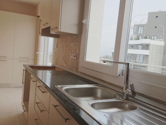 Girne Merkezde 360 derece Manzaralı, Dev Teraslı Tüm Kata Sahip 2+1 TAM Penthouse!