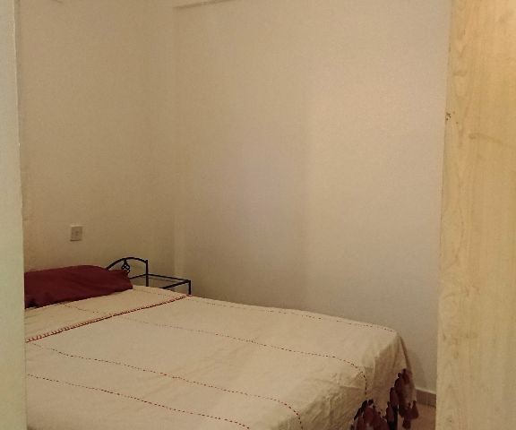 Girne Merkezde Çarşıya ve Servislerin Geçtiği Anayola 1dk Yürüme Mesafesi 2+1 Kiralık Daire 