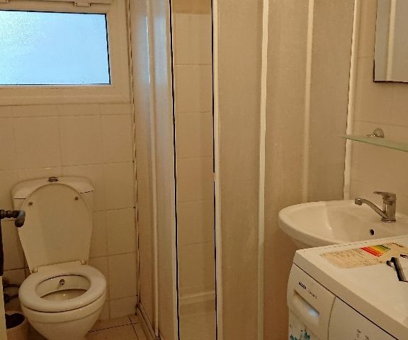 Girne Merkezde Çarşıya ve Servislerin Geçtiği Anayola 1dk Yürüme Mesafesi 2+1 Kiralık Daire 