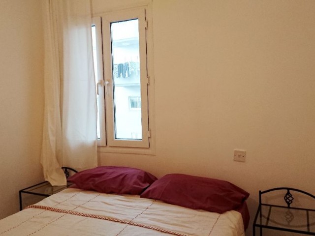 Girne Merkezde Çarşıya ve Servislerin Geçtiği Anayola 1dk Yürüme Mesafesi 2+1 Kiralık Daire 